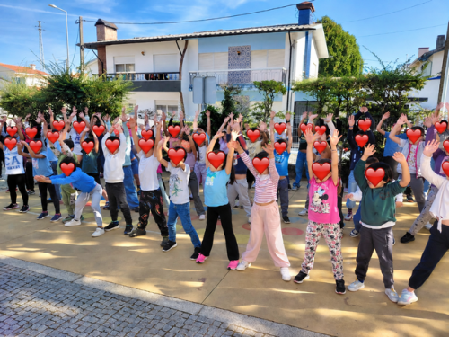 Crianças em Festa com Corações Vermelhos